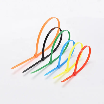 Auto dello zip che chiude il bene durevole a chiave di nylon delle fascette ferma-cavo facendo uso colore bianco nero di 100mm x di 3,6 di multi